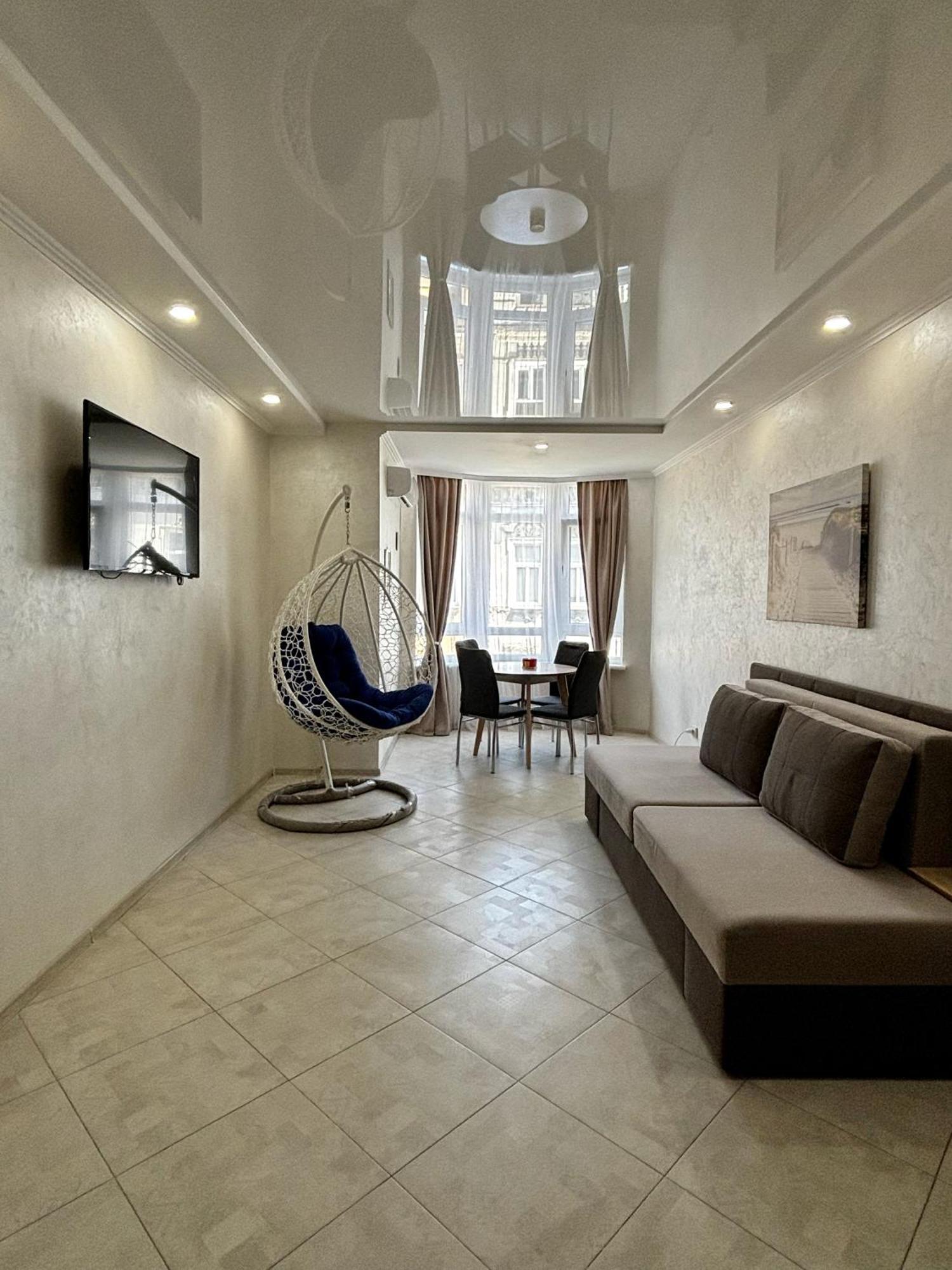 Apartment In Khmelnytsky Street リヴィウ エクステリア 写真